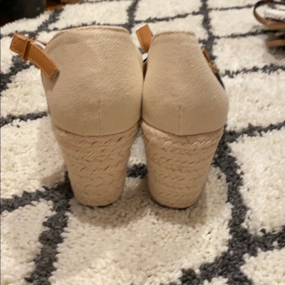 Women’s Size 8 sandals/Wedges - Picture 4 of 8
